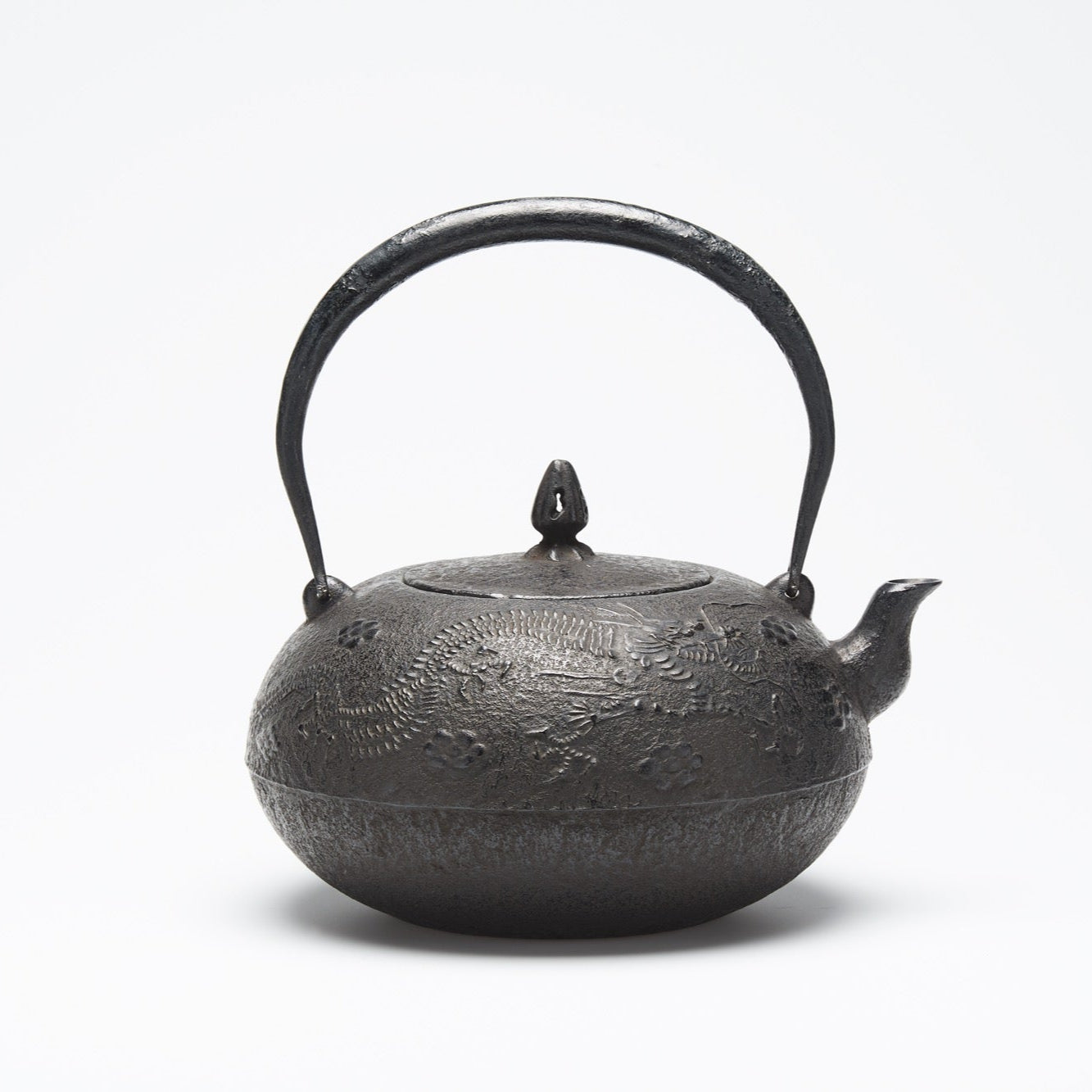 リサイクル南部鉄瓶 平丸型 1.6L 雲龍模様