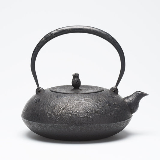 リサイクル南部鉄瓶 平布団型 1.6L 雲龍模様