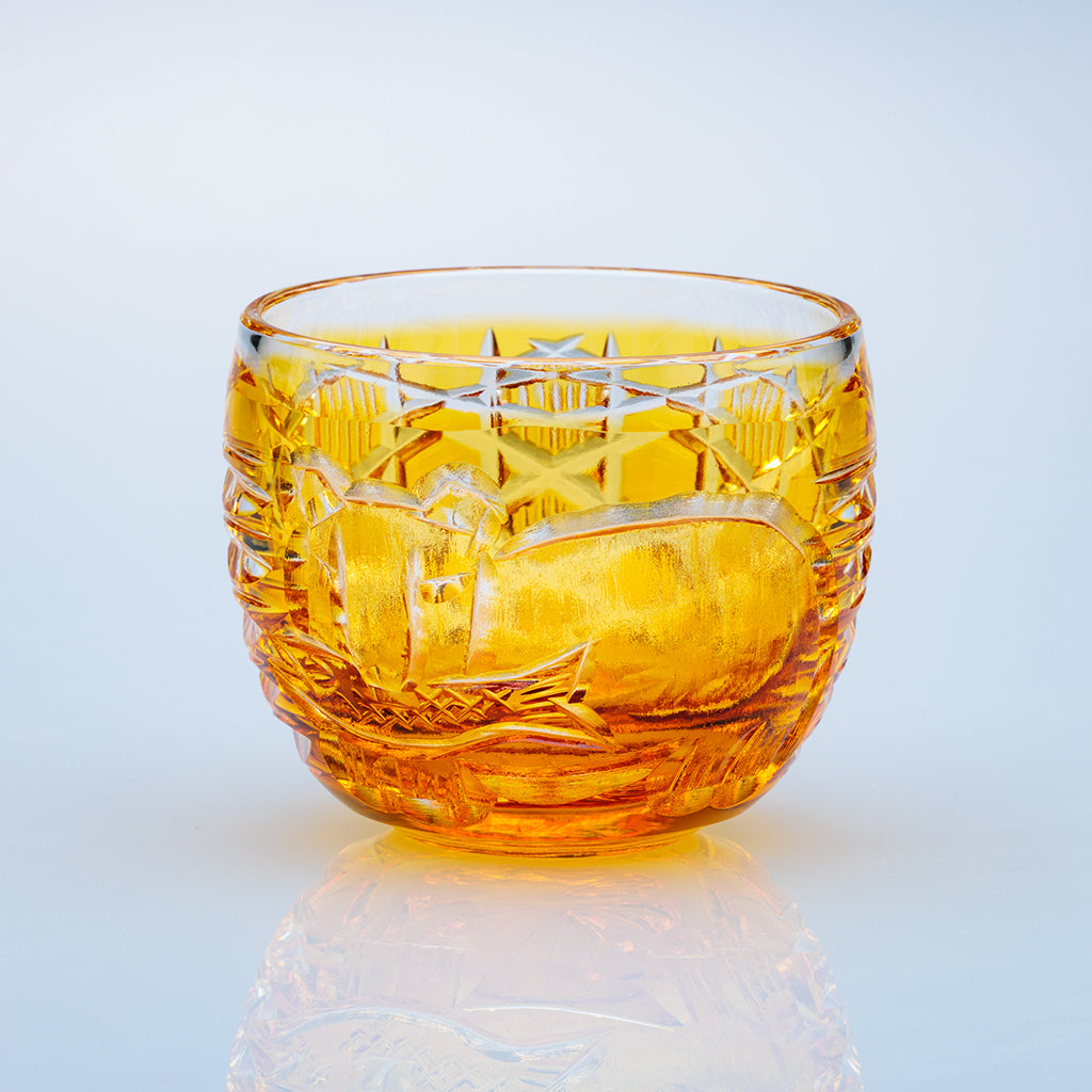 小樽切子 ぐい吞み 金銀銅を再生 木彫りの熊