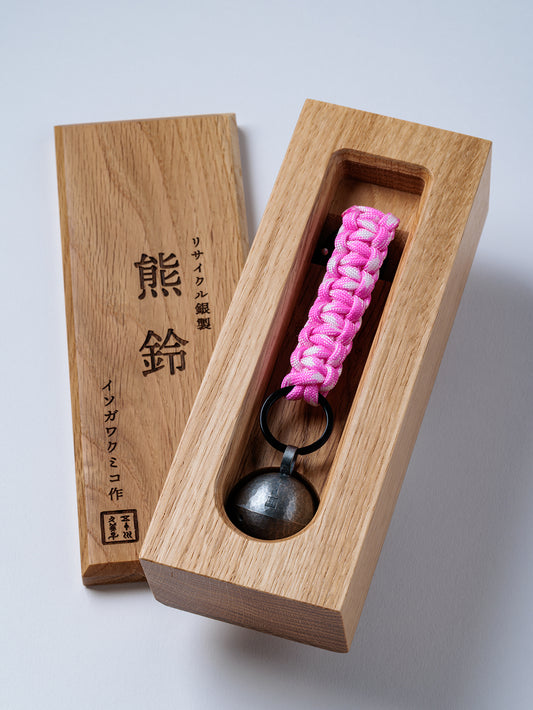 イソガワクミコ作 リサイクル銀製「熊鈴」 木箱入